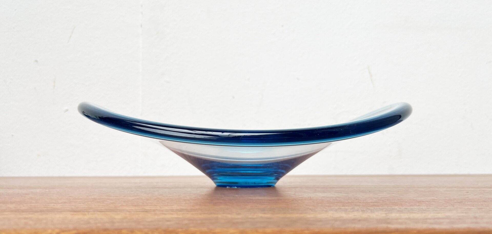 Art glass bowl from the Mid-Century Danish Thule series by Per Lütken for Holmegaard, 1960s.