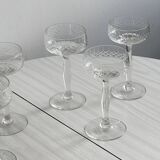 5 verres à pied à cocktail en verre ciselé.