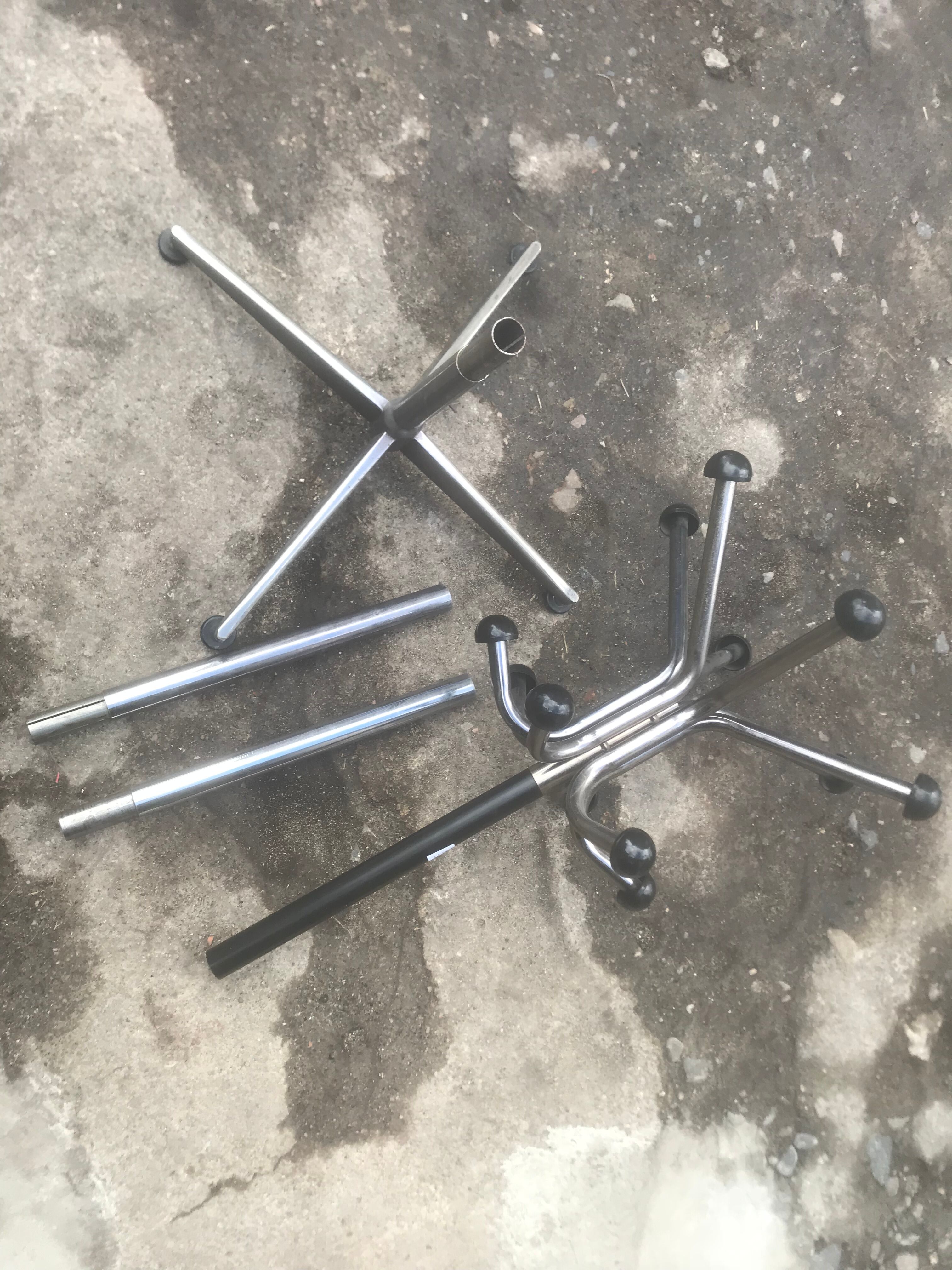 Metal parrot coat rack