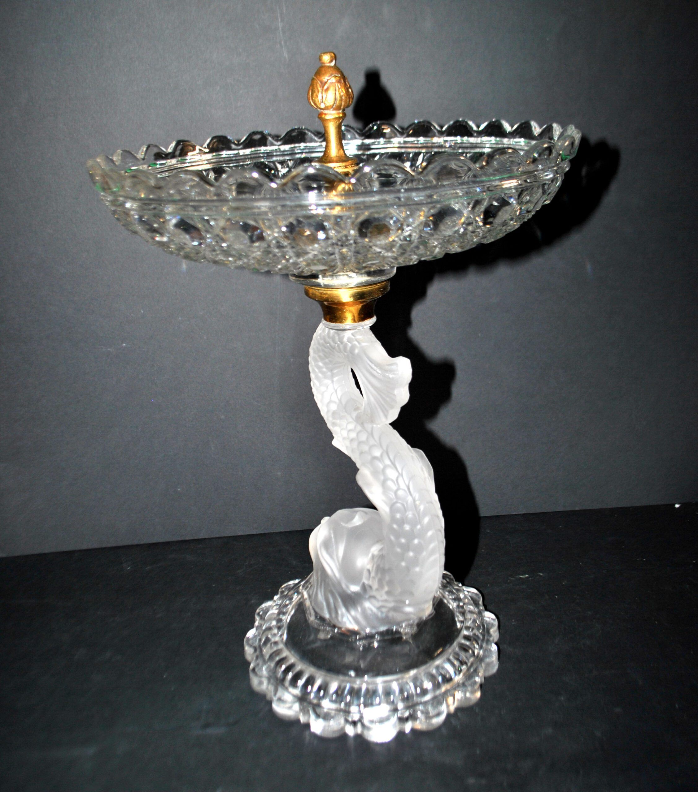 Baccarat coupe sur pied dauphin guéridon diamant pierreries en cristal signé