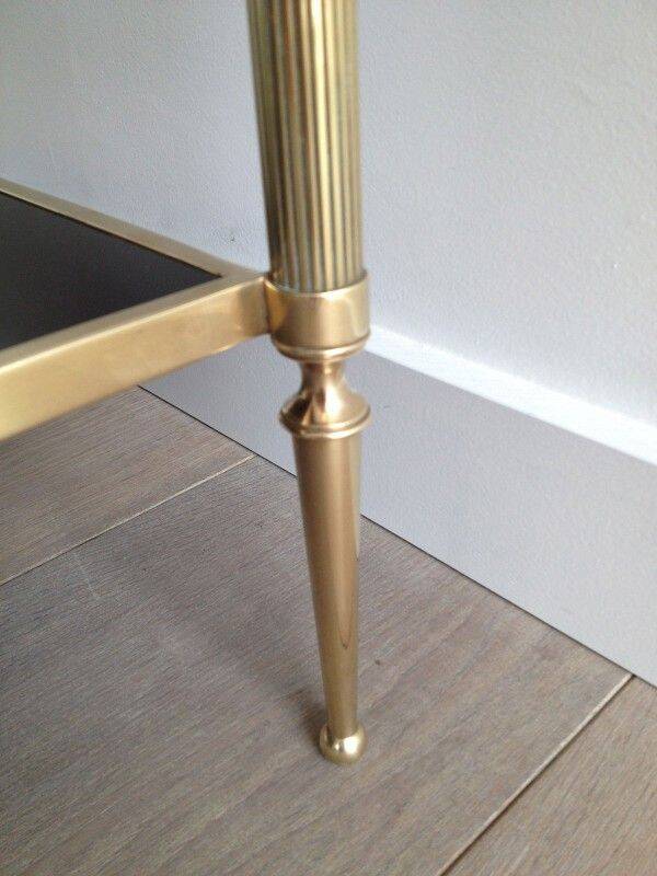 Table basse de style néoclassique en bronze et laiton à double plateaux de verres laqués noirs de la Maison Baguès