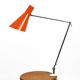 Élégante lampe à pince en laiton de style italien des années 50 avec abat-jour conique rouge.
