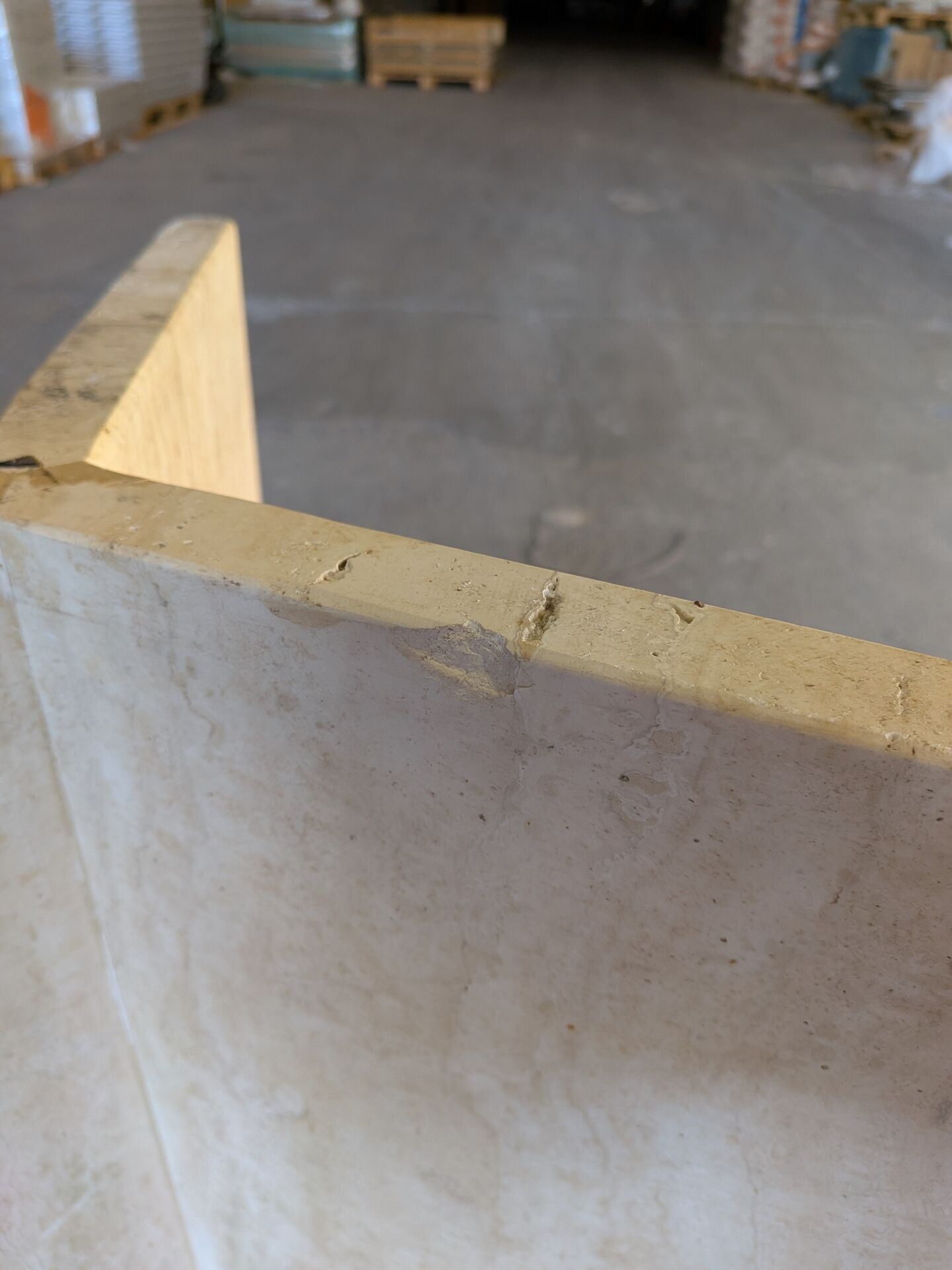 Table de salle à manger en travertin 