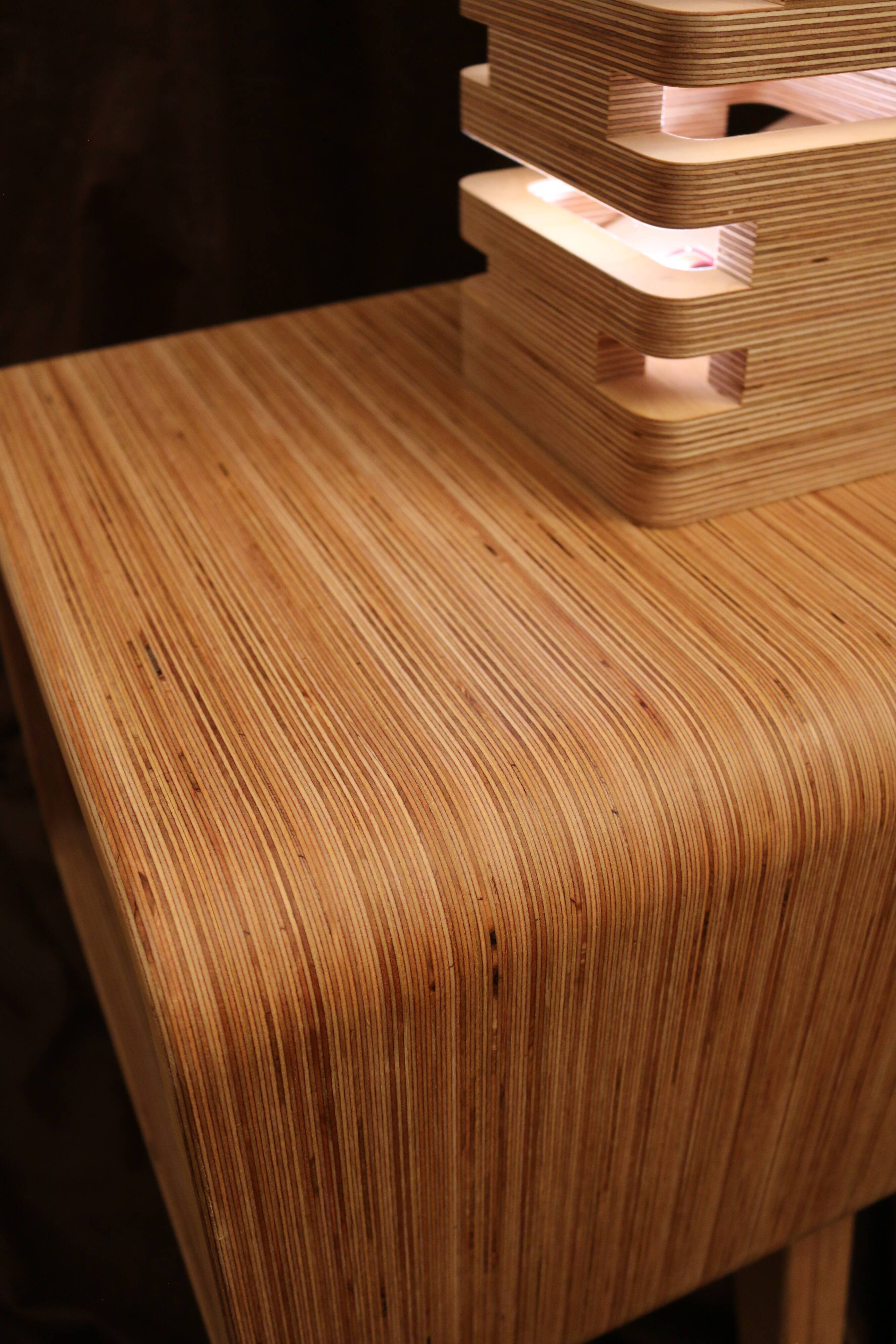 Table de chevet avec lampe