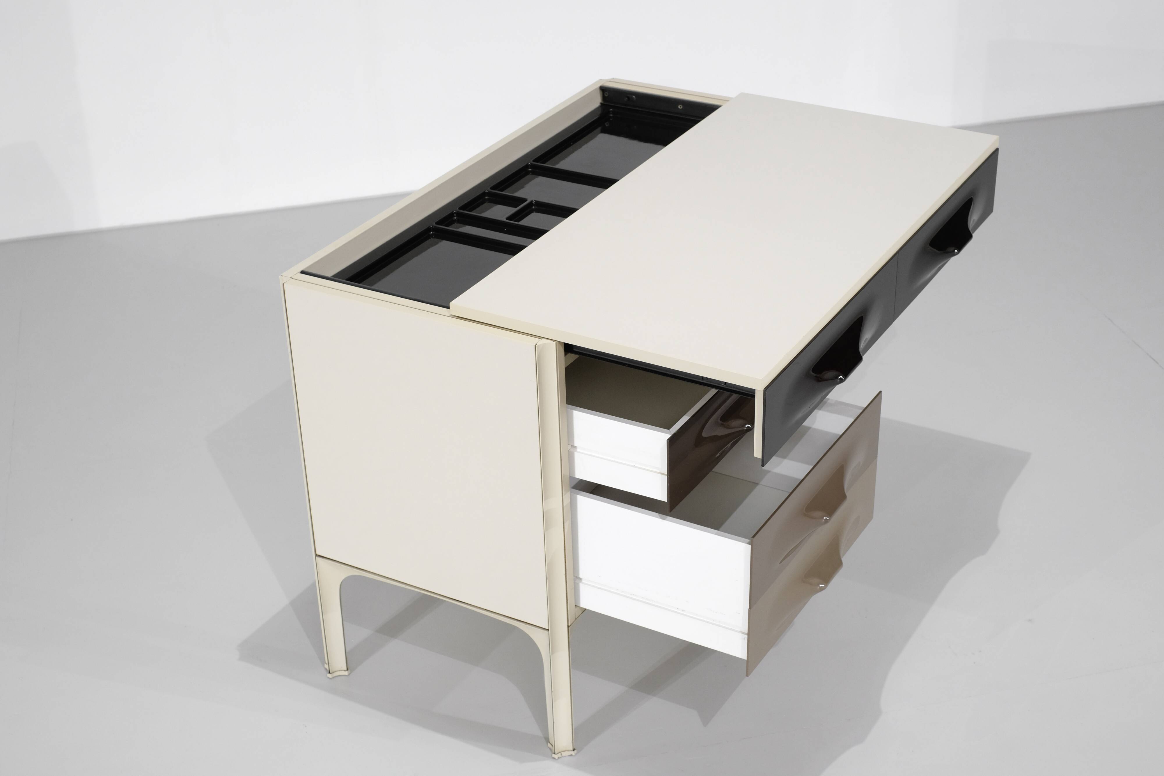 Desk "DF2000" designed by Raymond Loewy for Doubinsky Frères, France.