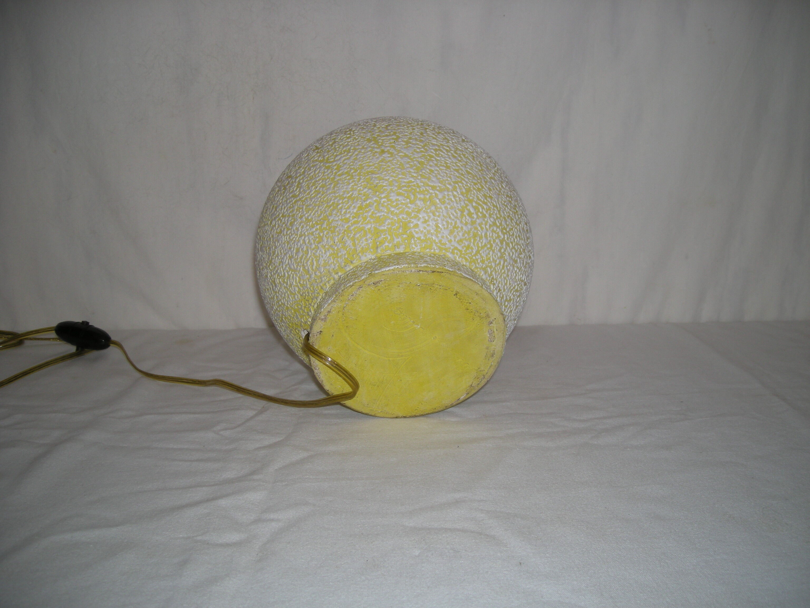 Cracked lamp base from the 30s