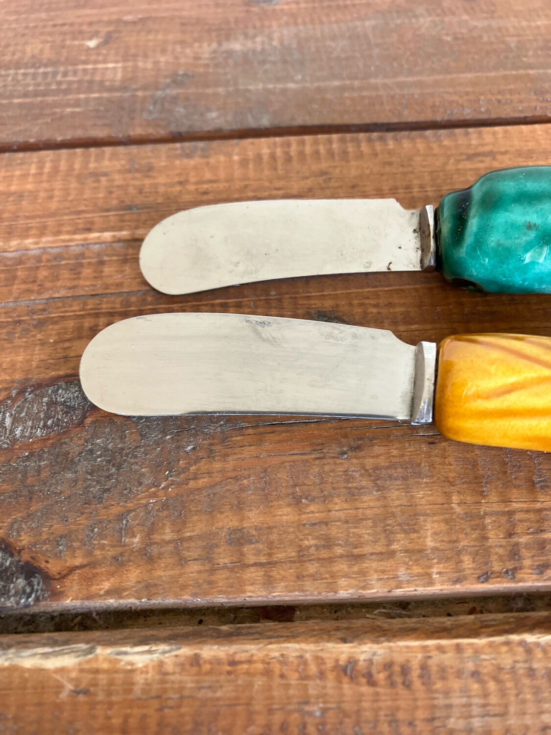 2 slipware knives