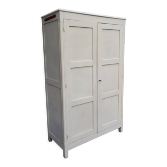 Armoire en pin trois étagères