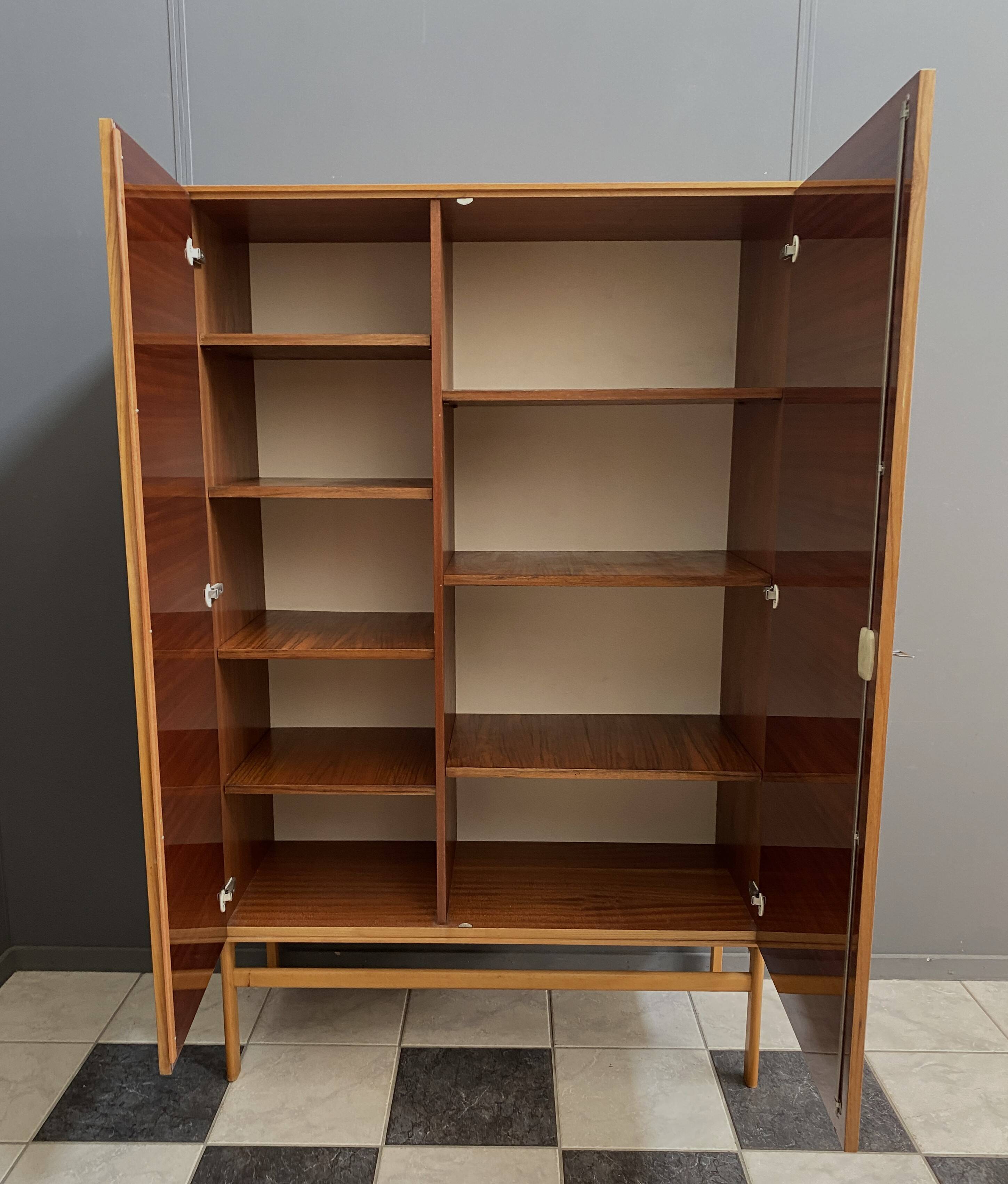 Asymmetrical shelf in blond wood by Jitona