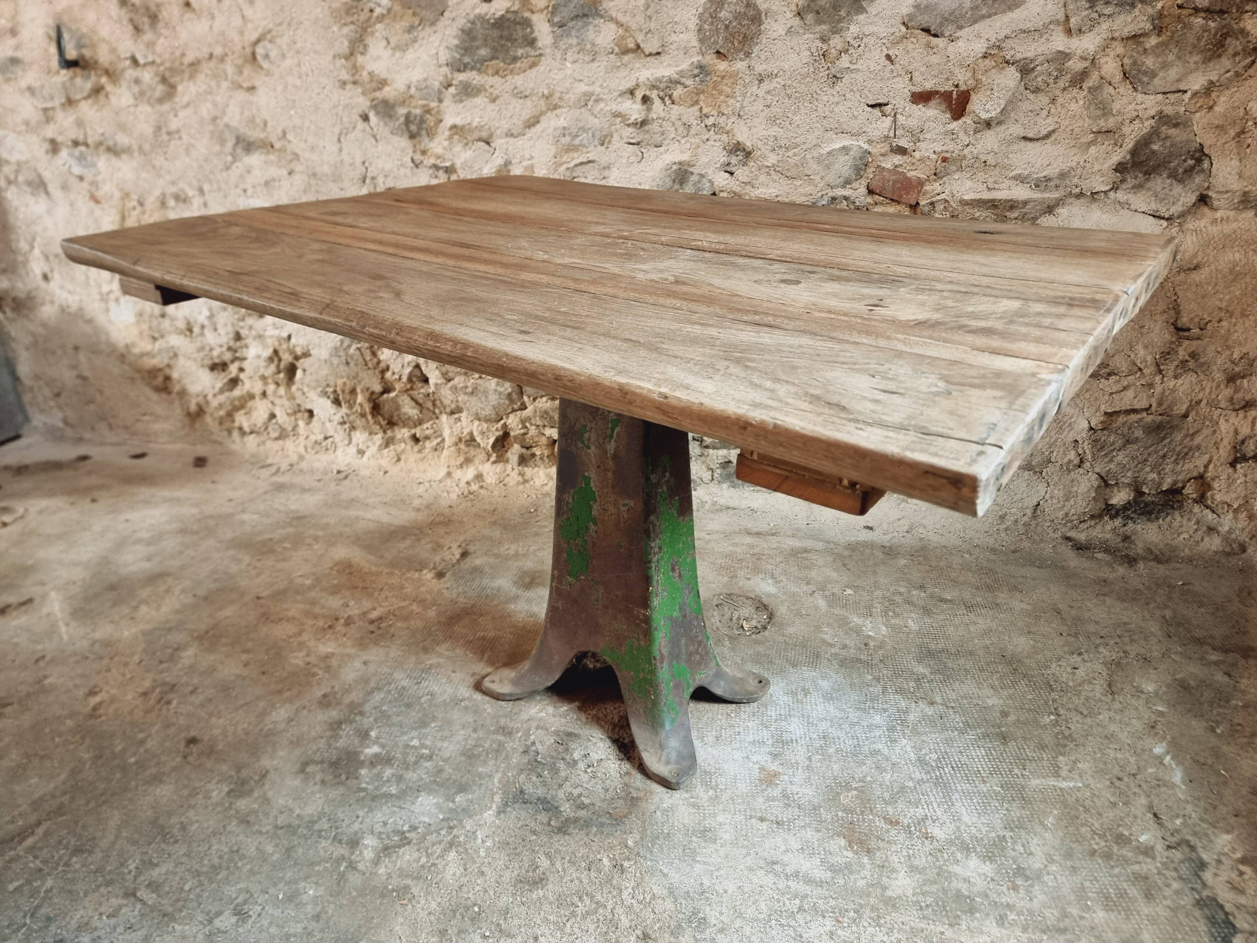 Table ancienne en chêne massif sur piètement en fonte – France, XVIIIe sièc