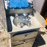 Lavabo en métal d'un hôpital