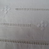 Paire de taies d'oreiller en toile blanche rustique brodées