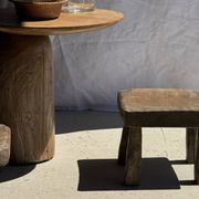 Tabouret d'appoint en teck massif carré assise courbée