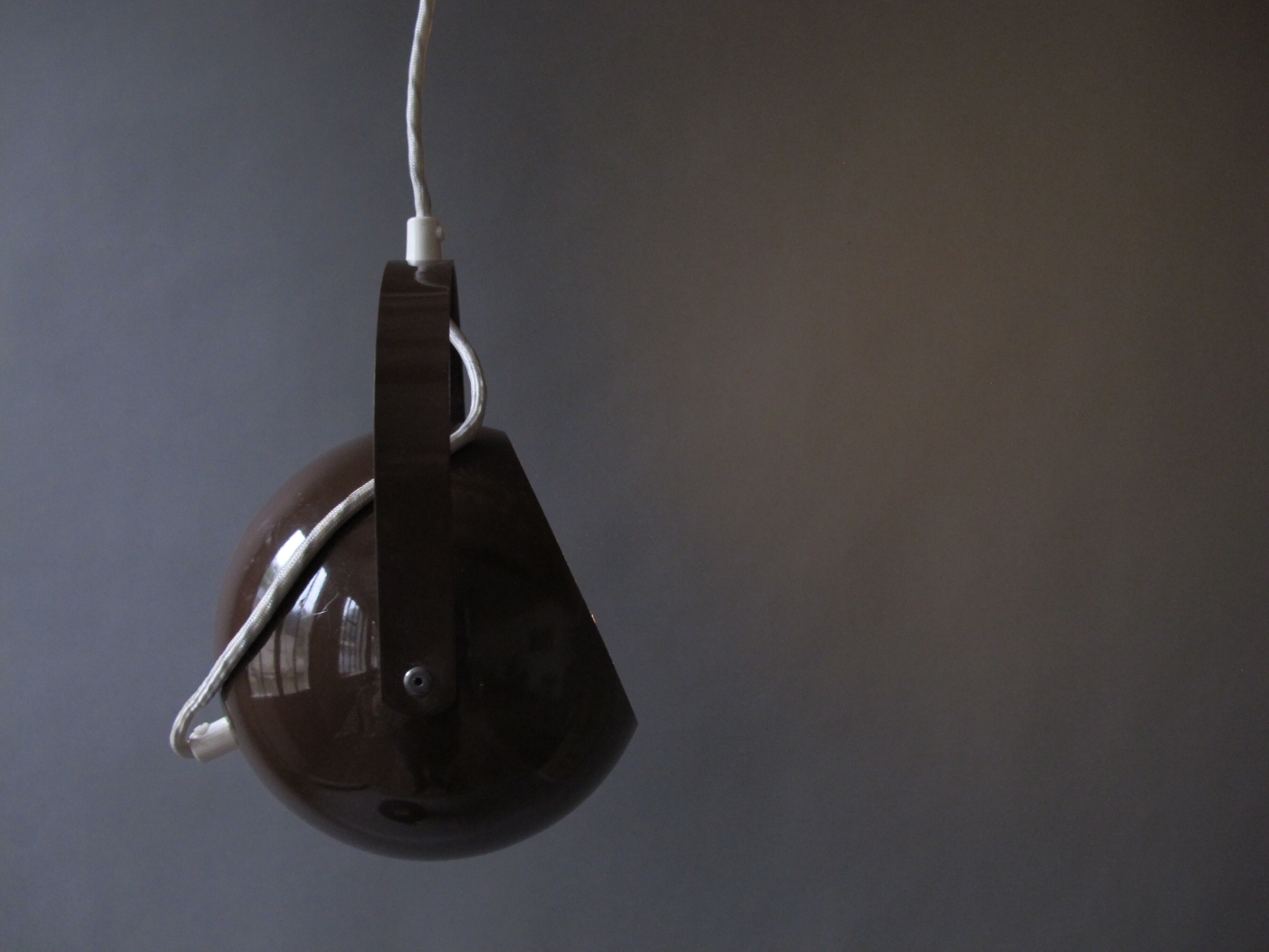 Suspended, hinged ball spot