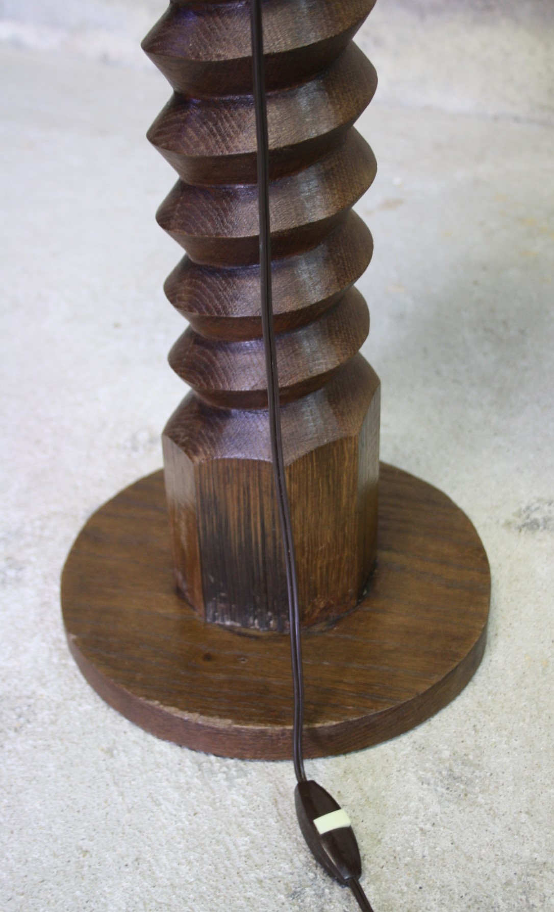 Press screw floor lamp