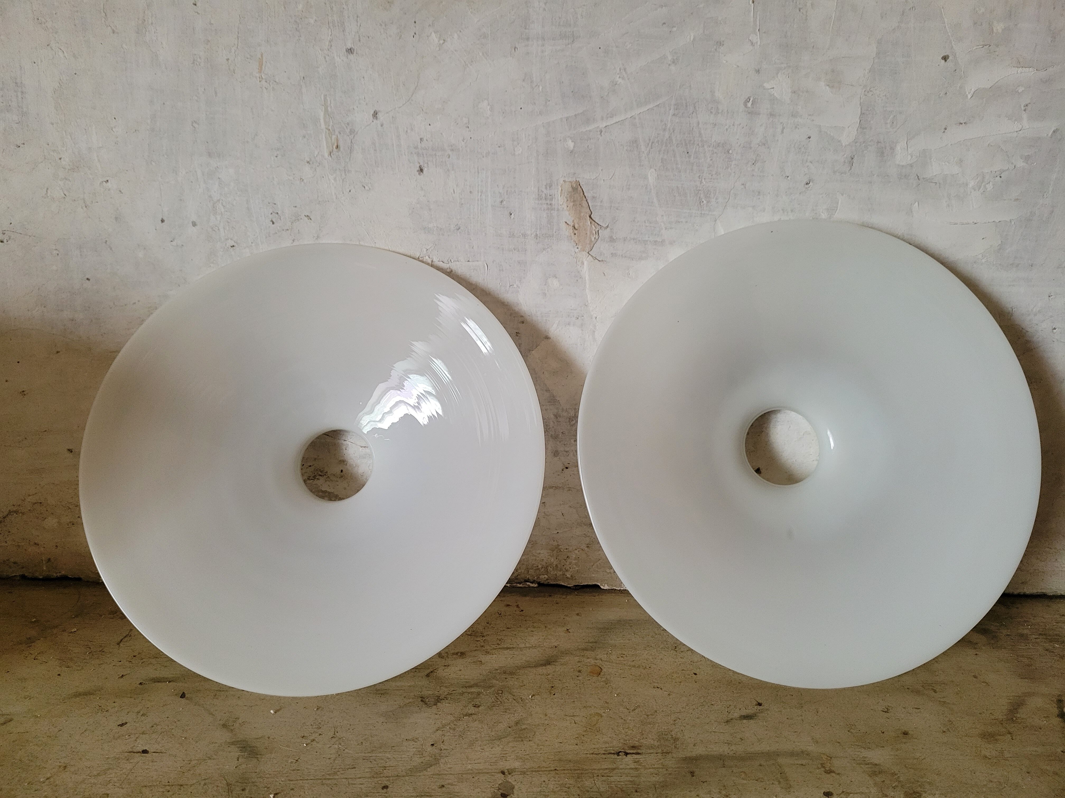 Duo of suspensions in white opaline