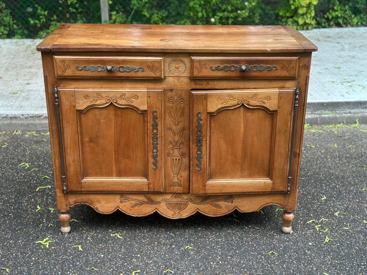 Louis XV buffet in light solid walnut from the 19th century.
