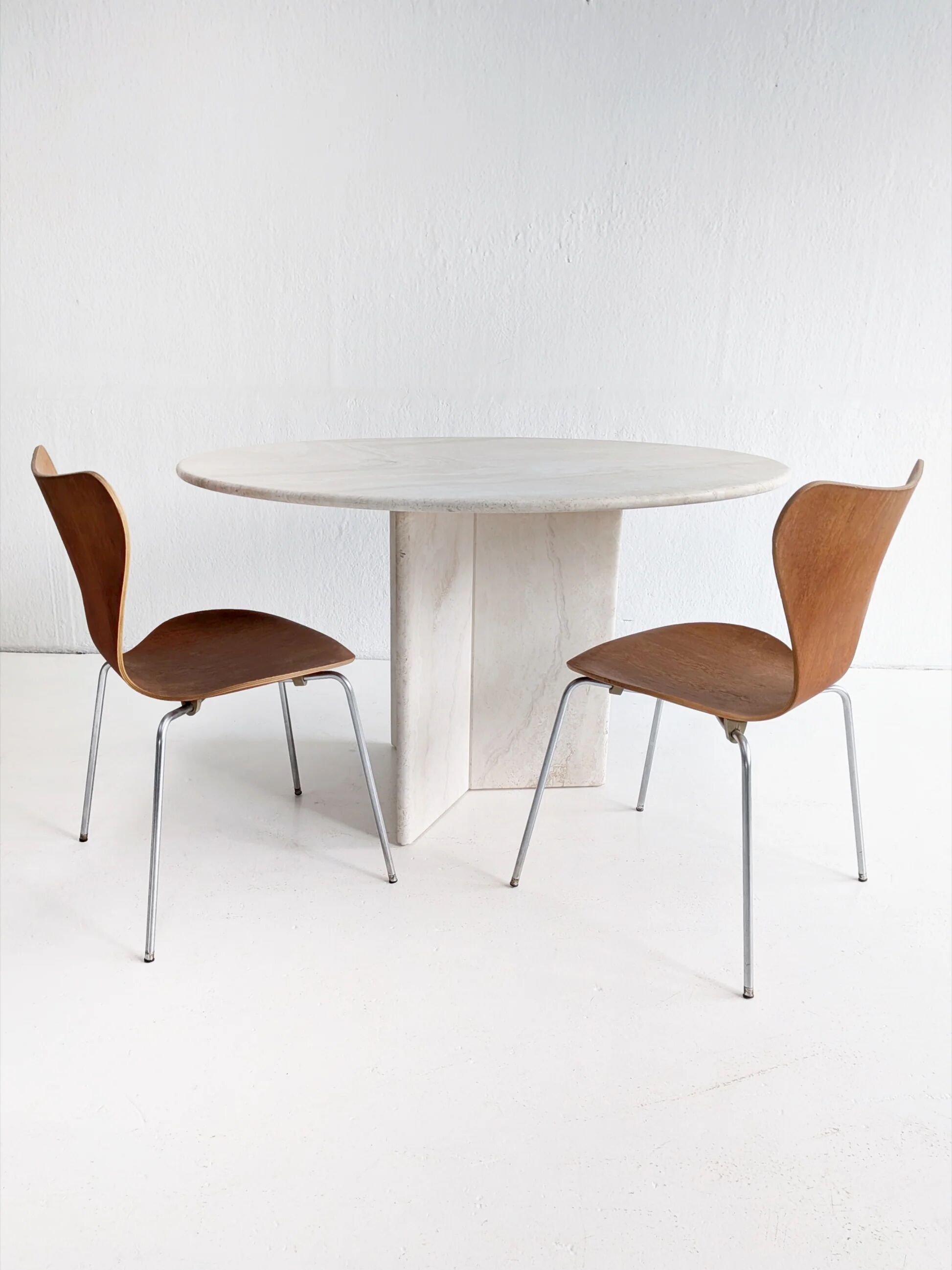 Round dining table in travertine from the 1980s.