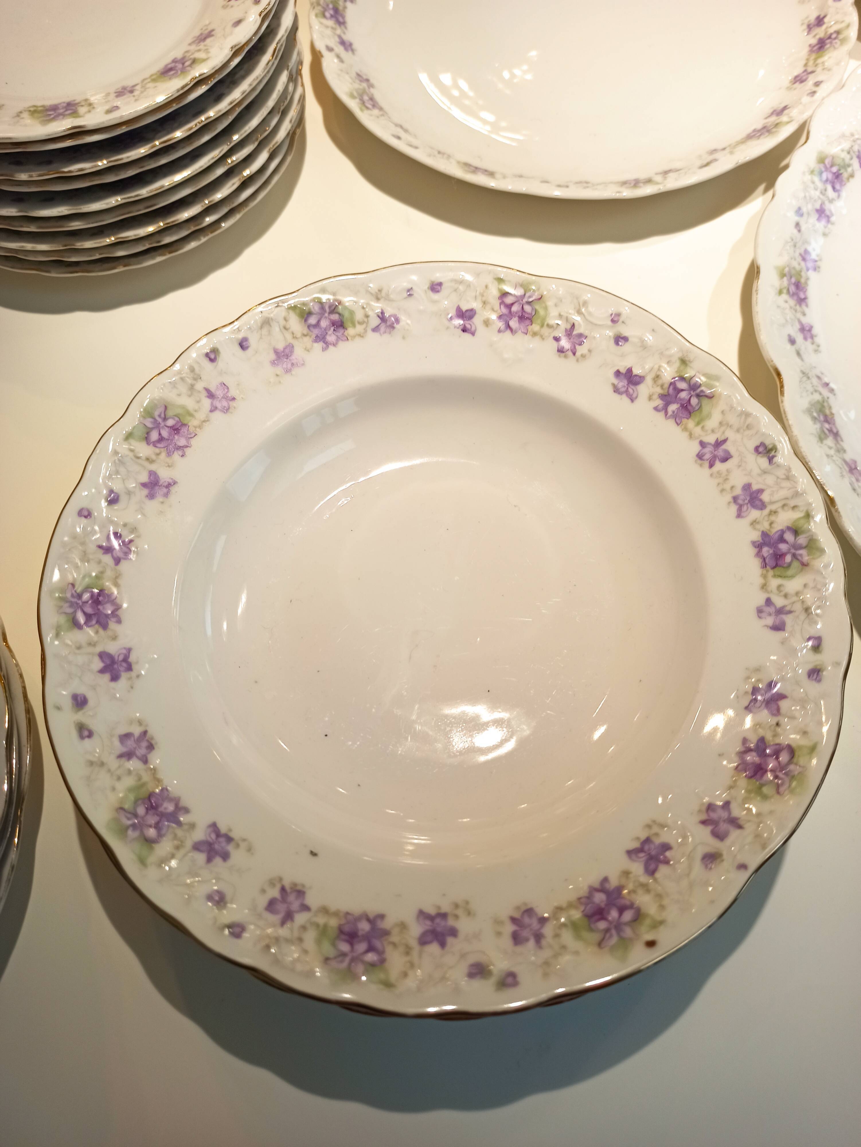 Table service 31 pieces in porcelain. Floral polychrome pattern