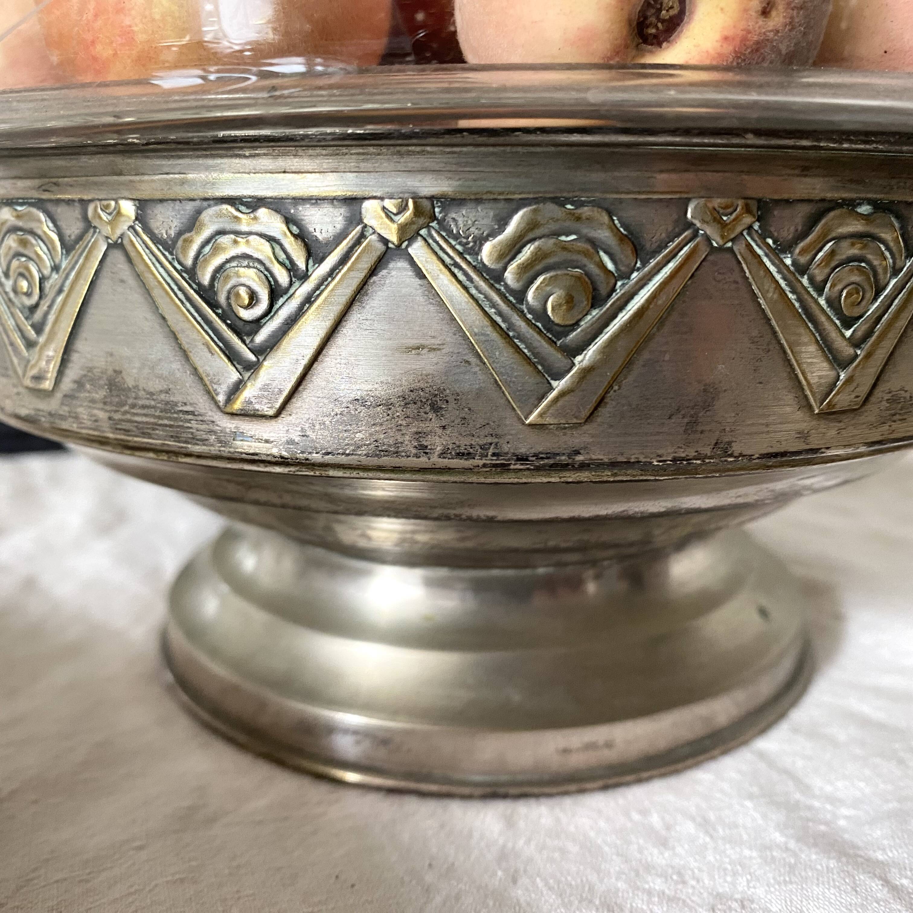 Art Deco fruit bowl in silver-plated metal and chiseled glass