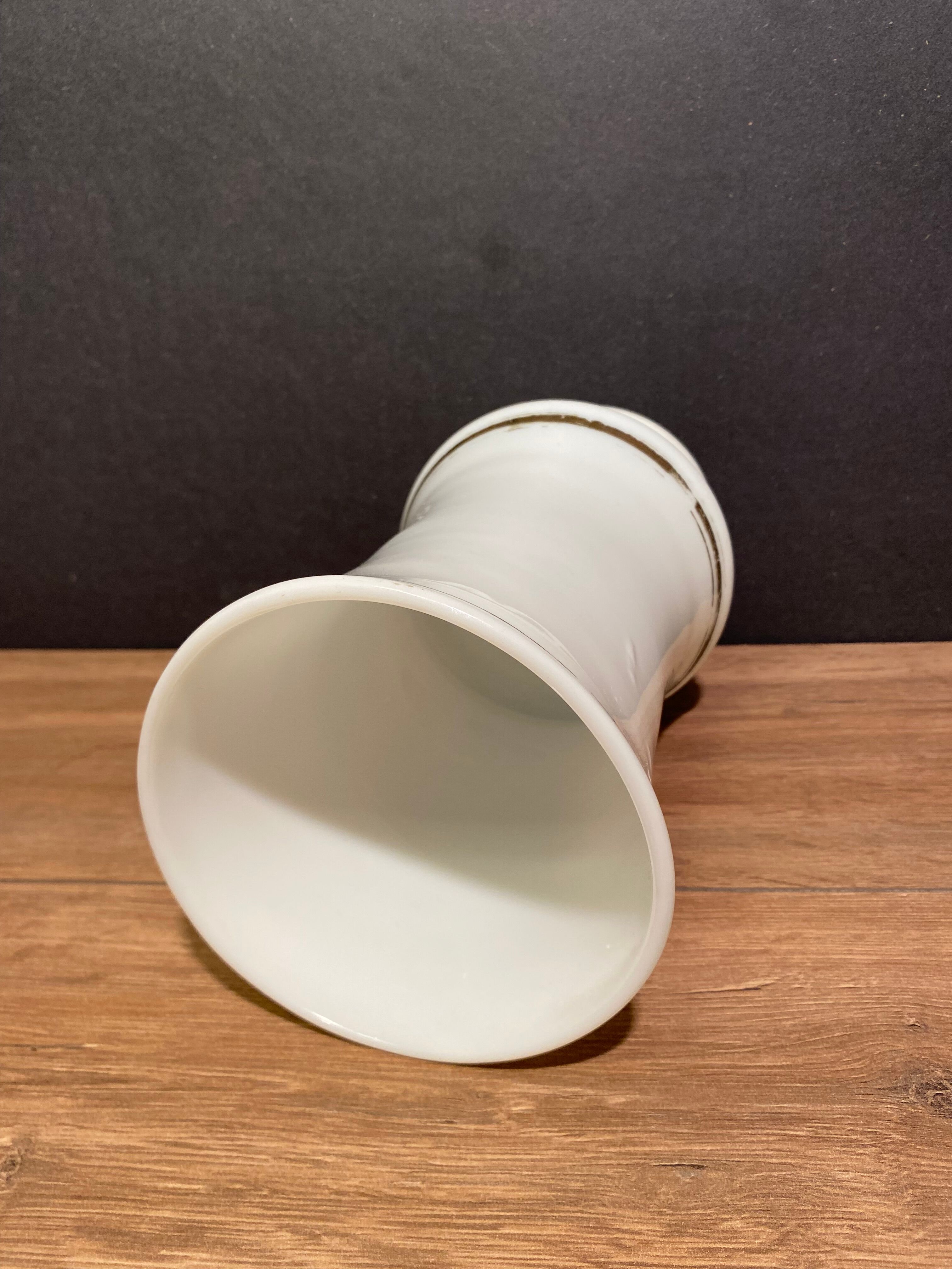 Vase on pedestal in white opaline nineteenth