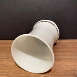 Vase sur piédouche en opaline blanche XIXe