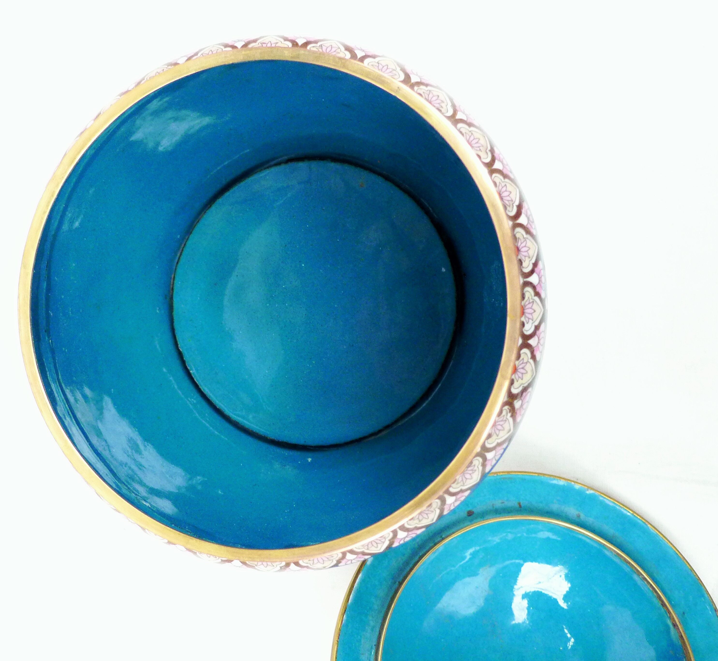 Covered pot in partition