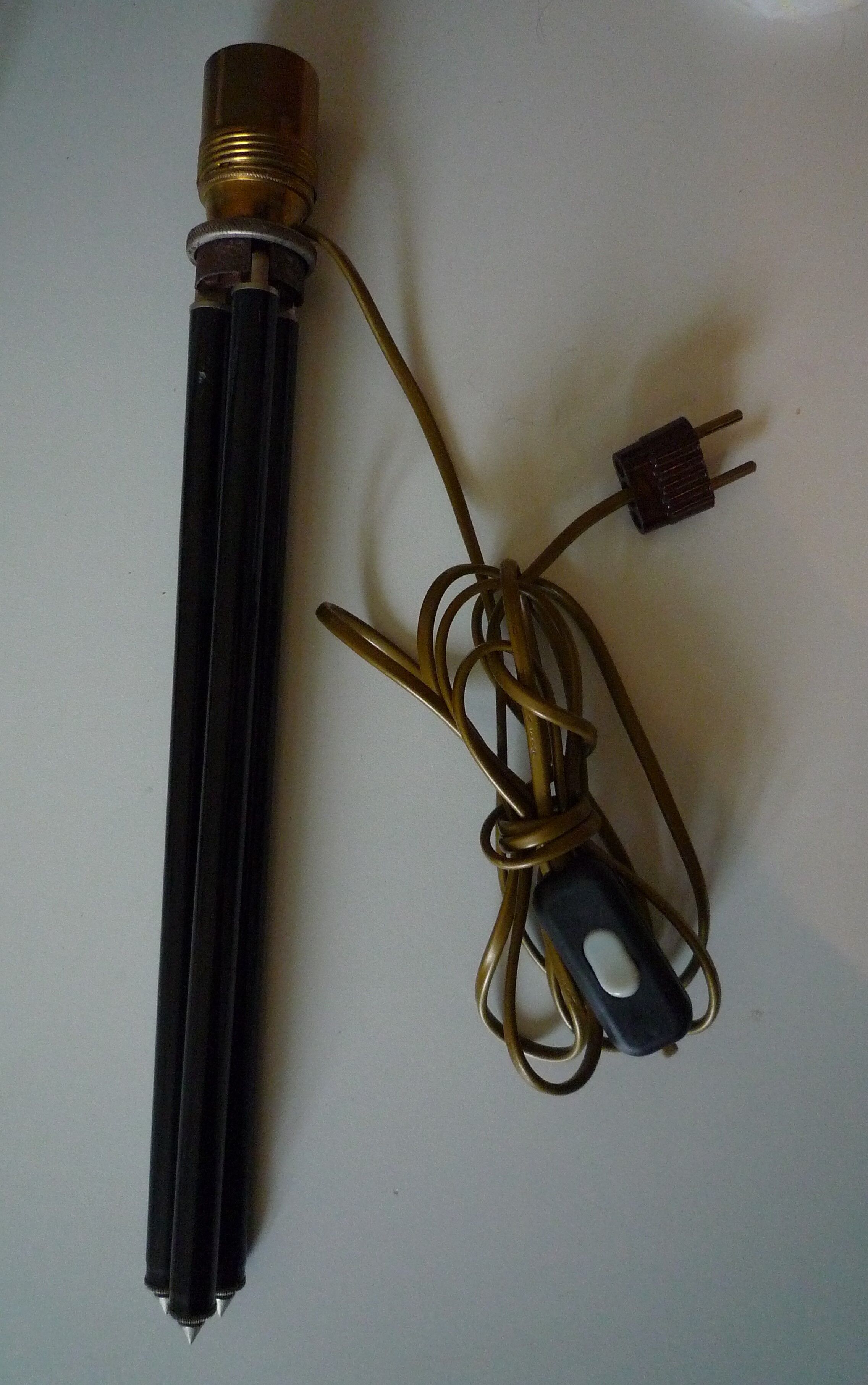 Industrial style tripod lamp, old tripod 1930s