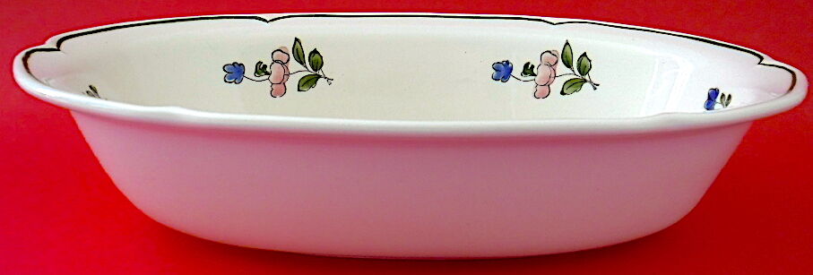 Légumier oblong en faïence polychrome vernissée à décor floral