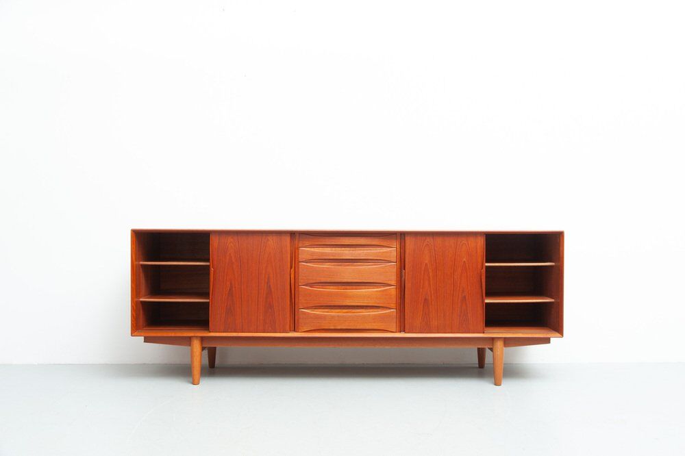 Grand buffet en teck par Dyrlund, années 1960.