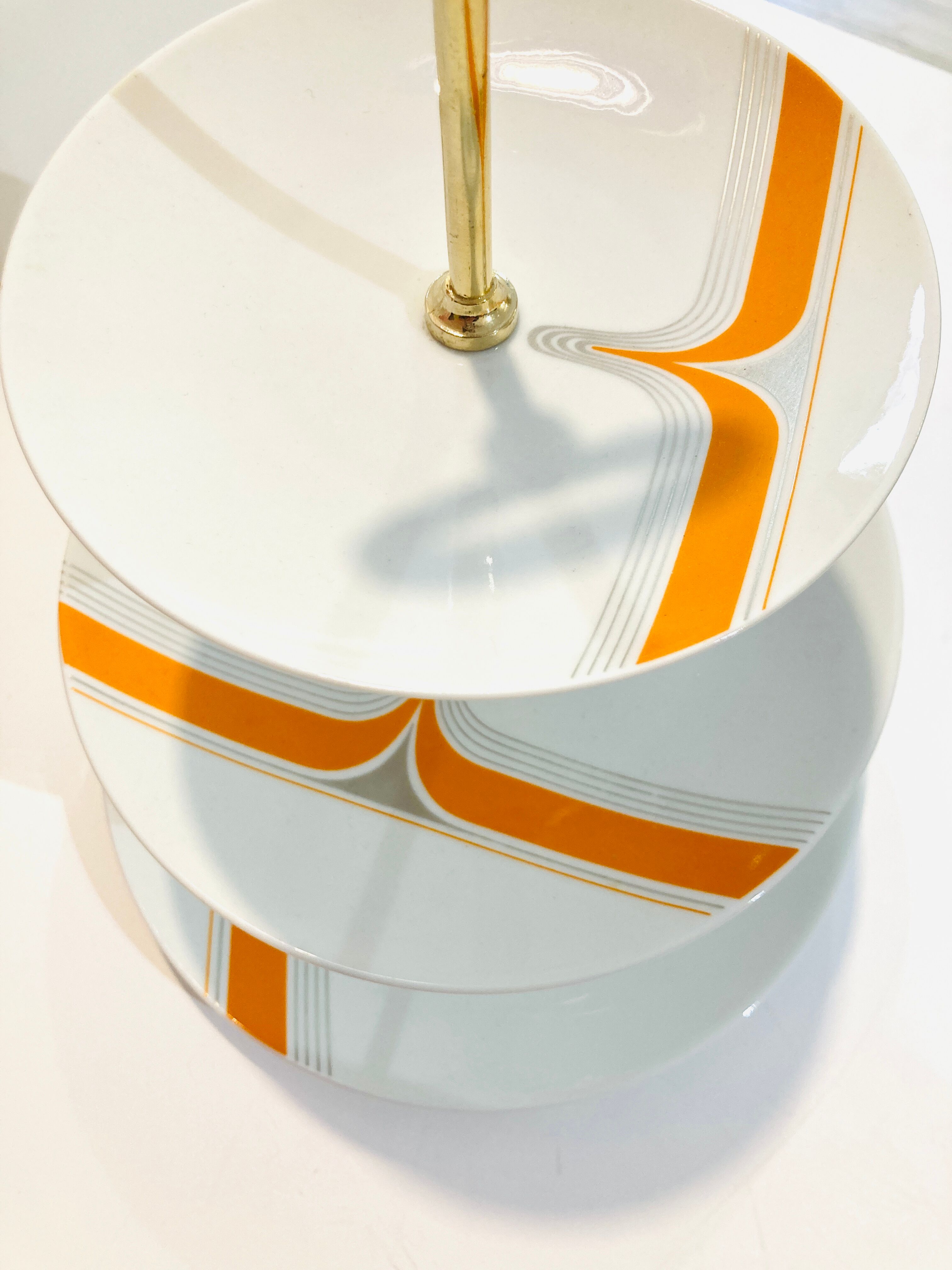 Porcelain cake display