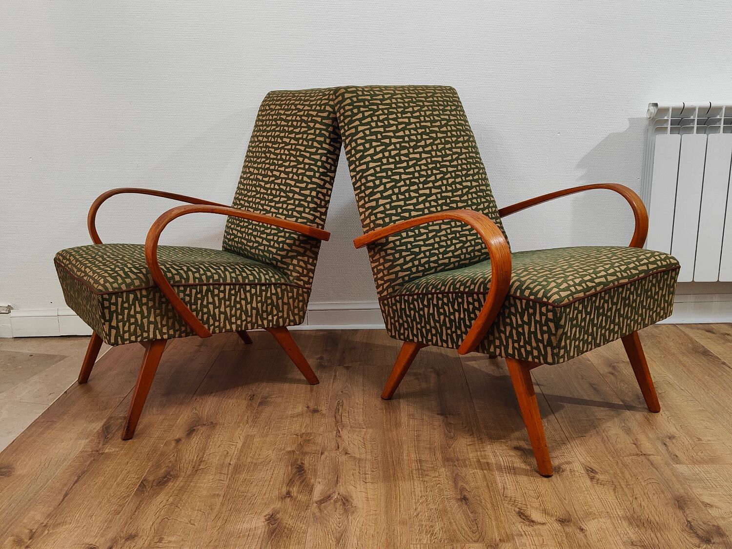 Paire de fauteuils 6952 par Jaroslav Smidek pour Ton