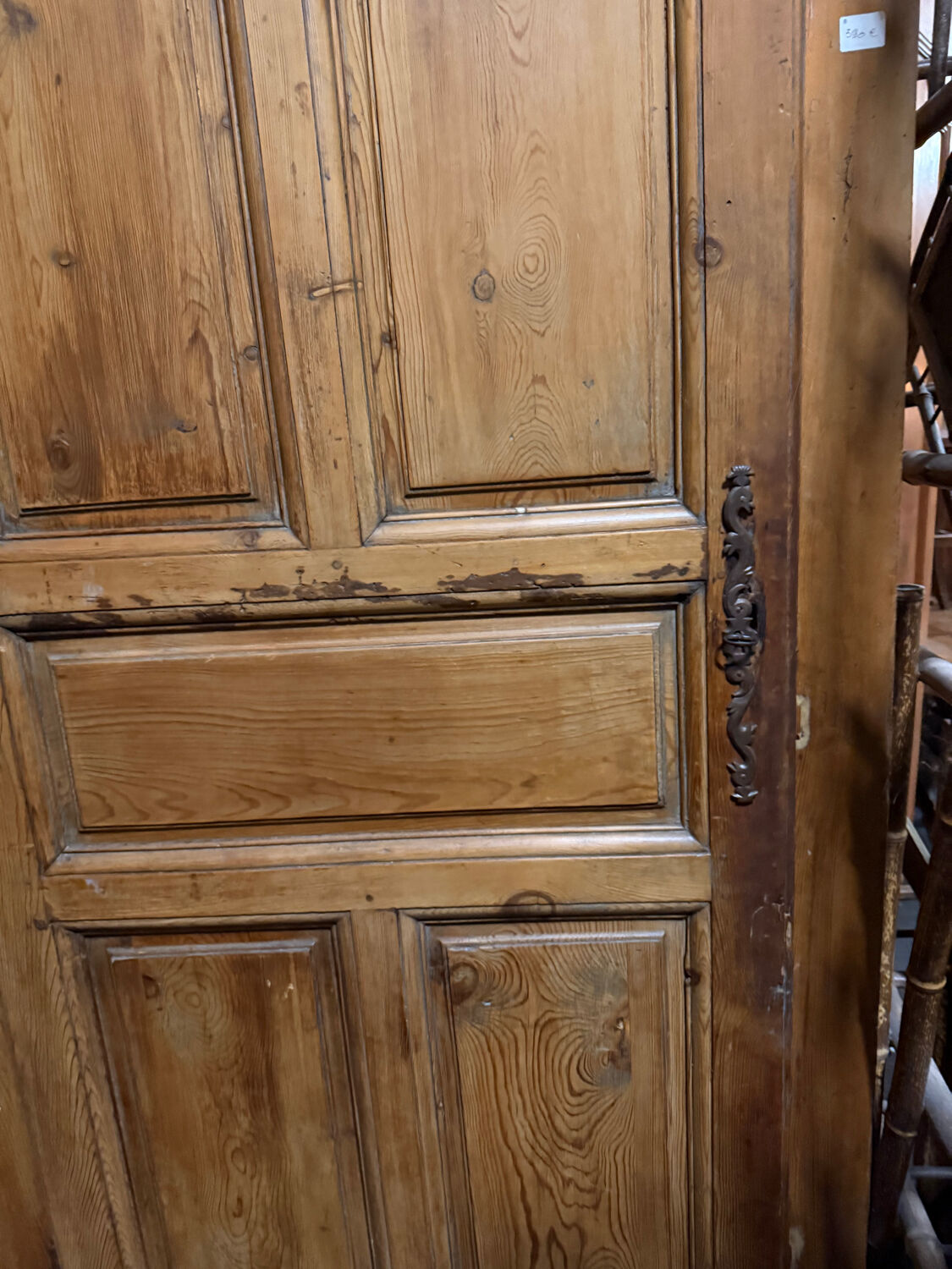 White wooden bonnetière