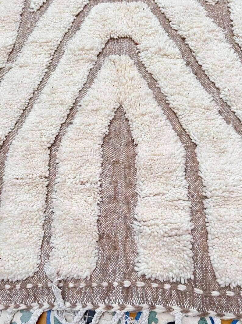 Ecru Moroccan rug with geometric patterns 280cm x 180cm