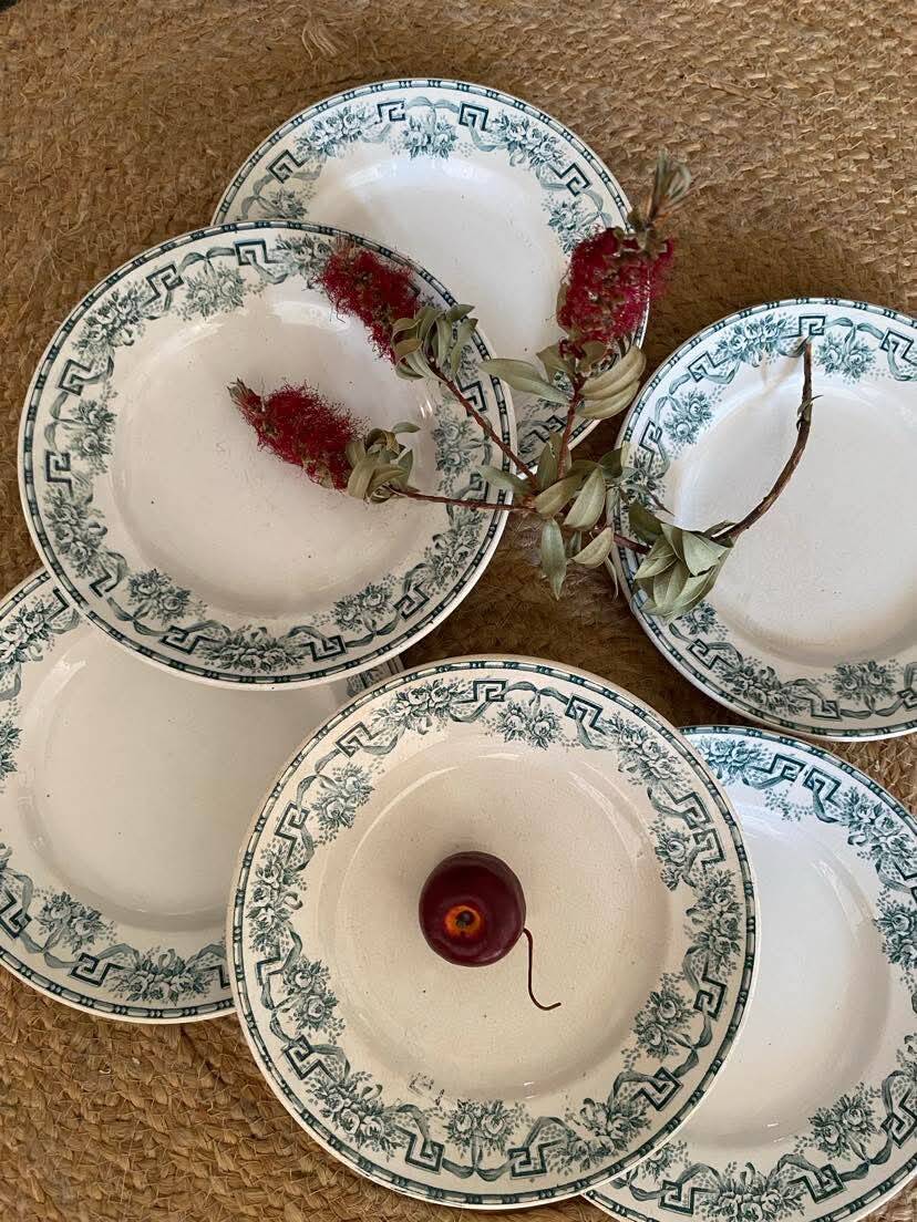 7 flat iron earth plates from Moulin des loups & Hamage.