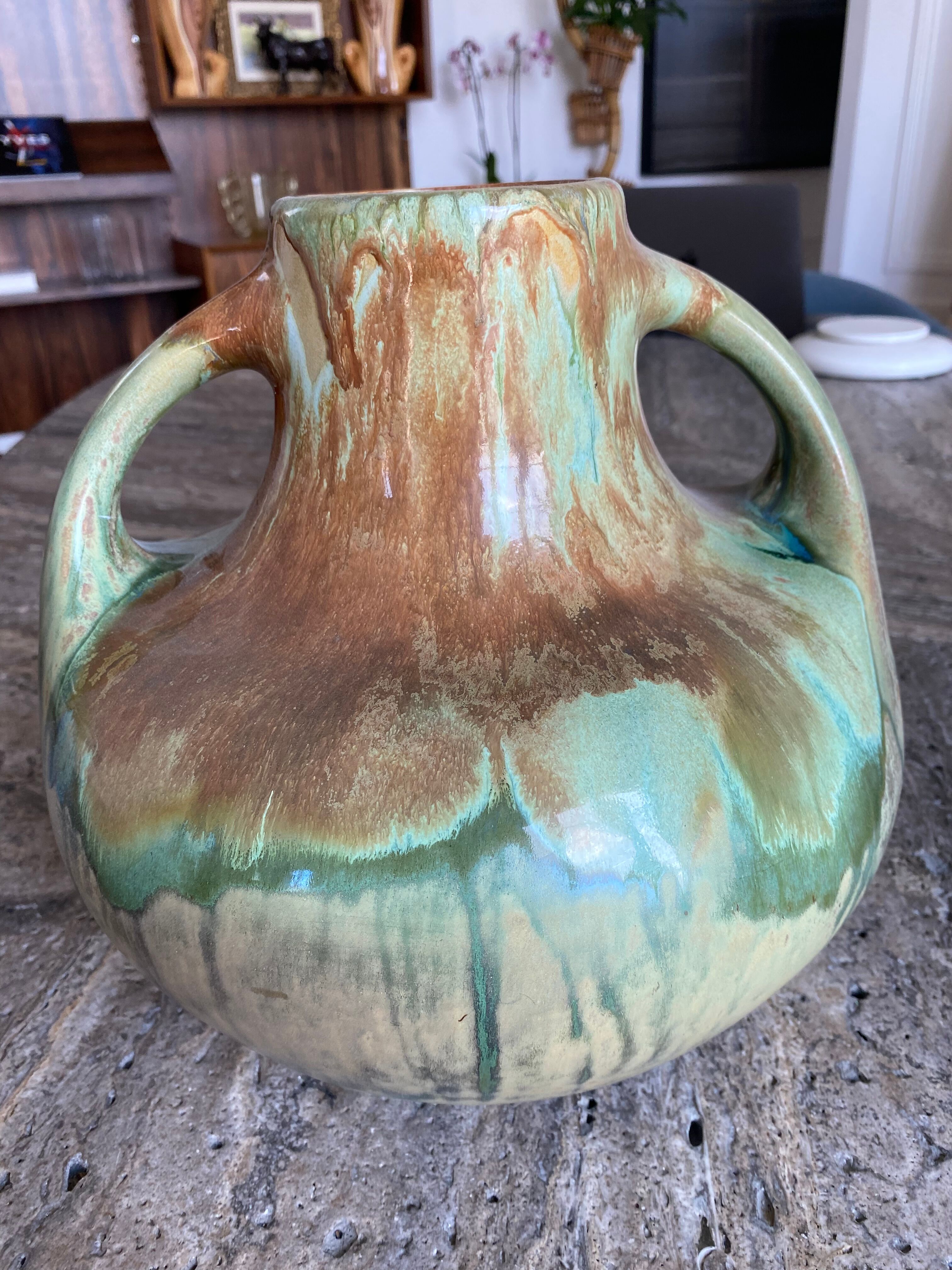 Ceramic vase with handle
