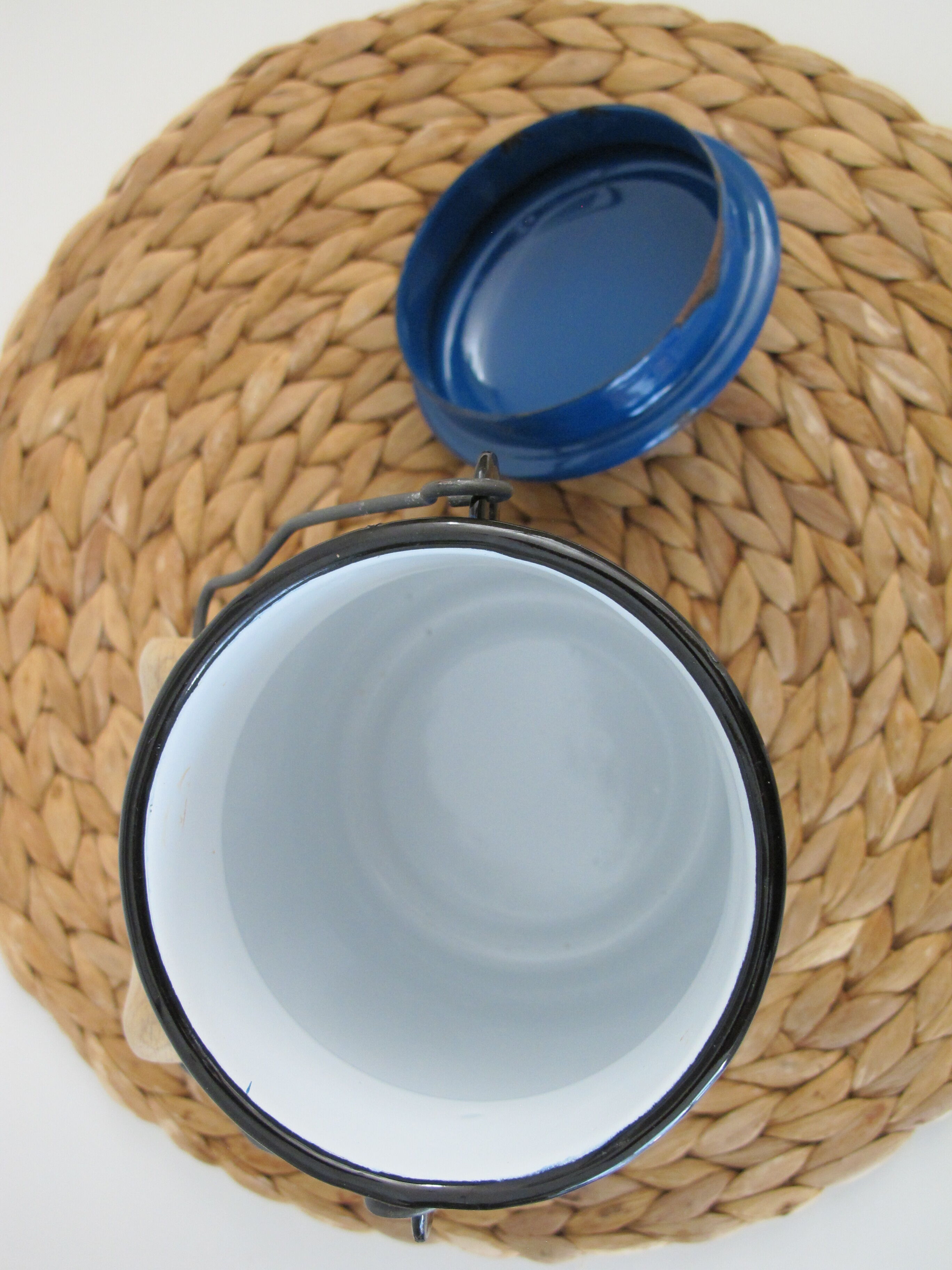 Milk pot in blue emailôle