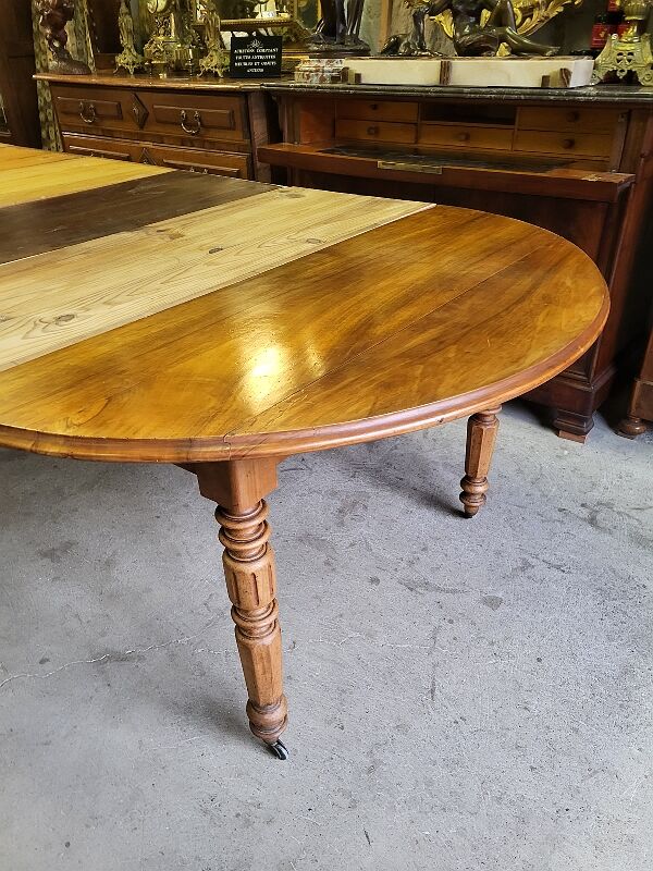 Table 6 pieds en noyer blond de 356 cm de long ouverte avec 5 allonges n10