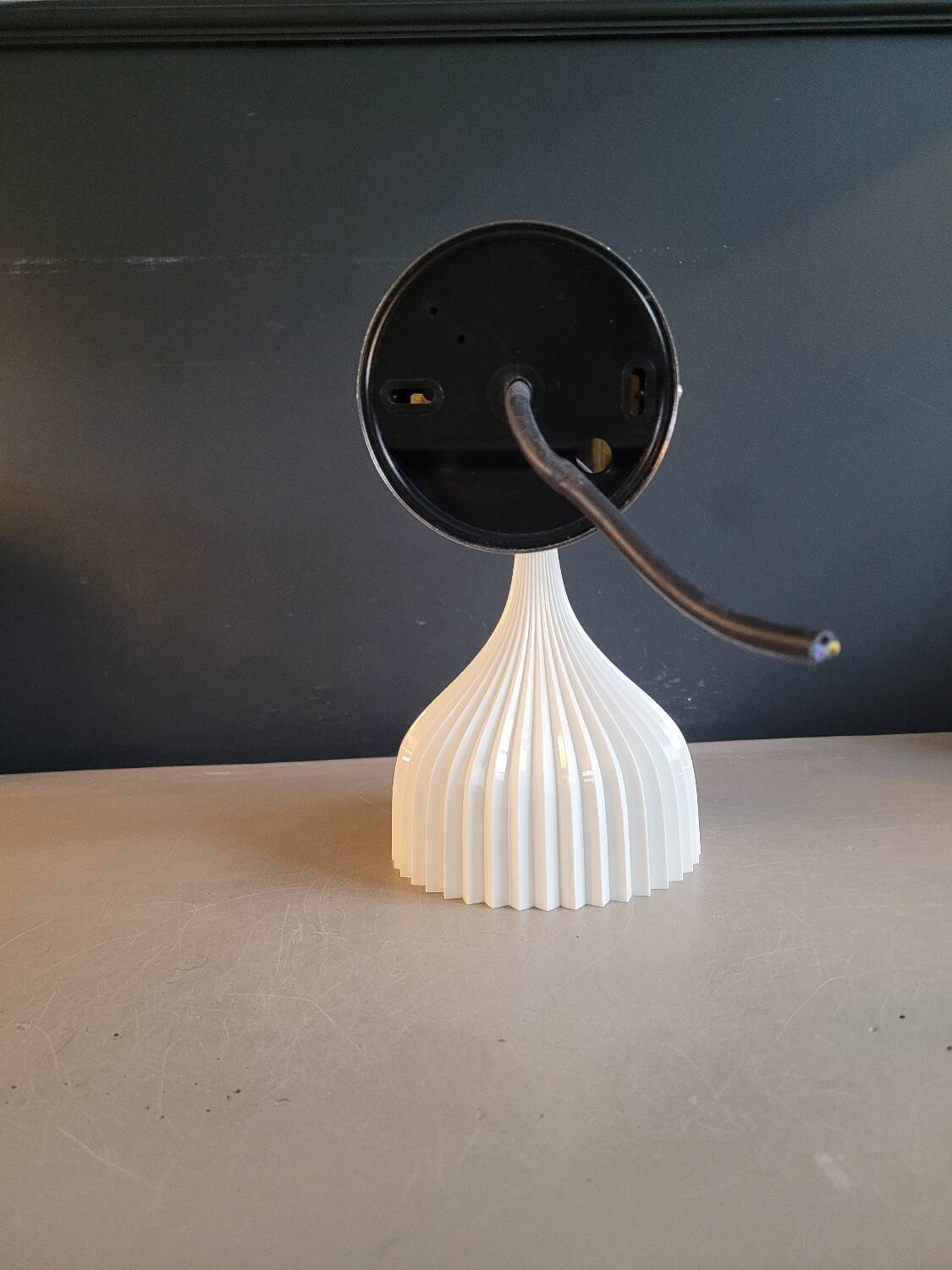 Applique E blanche par Kartell