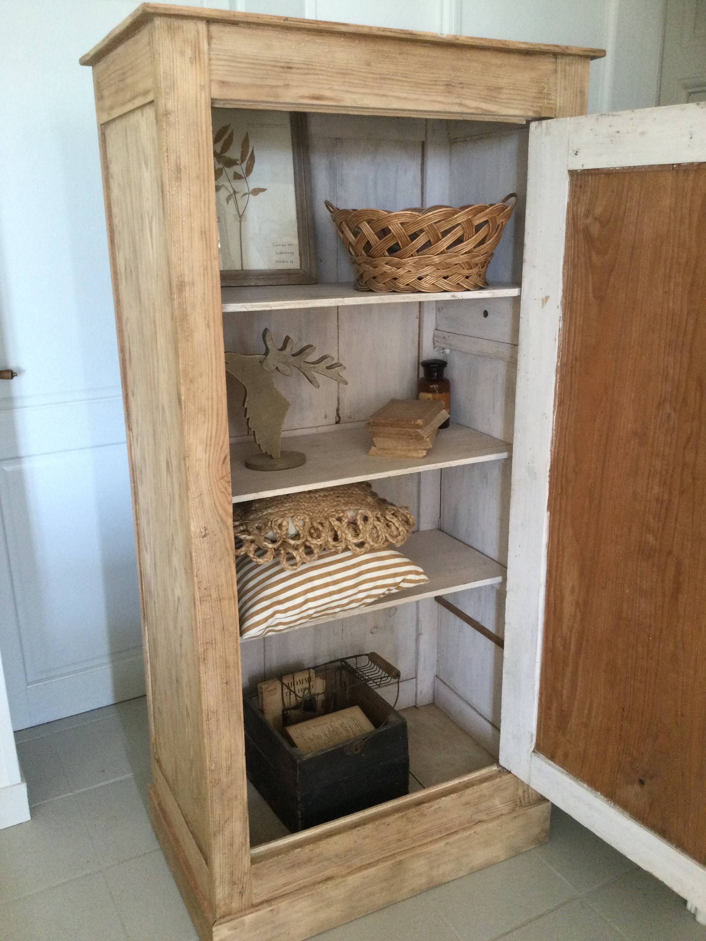 Small stripped antique bonnetière