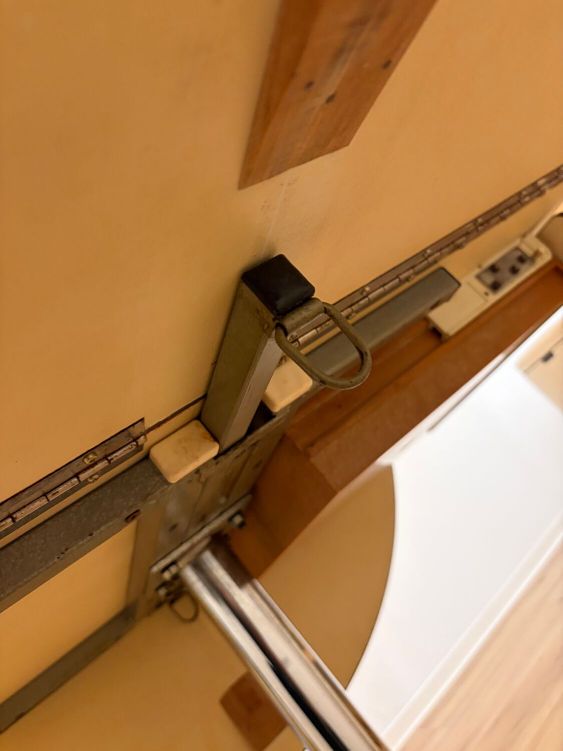 Round extendable folding Formica table with metal legs from the 50s/60s in green.