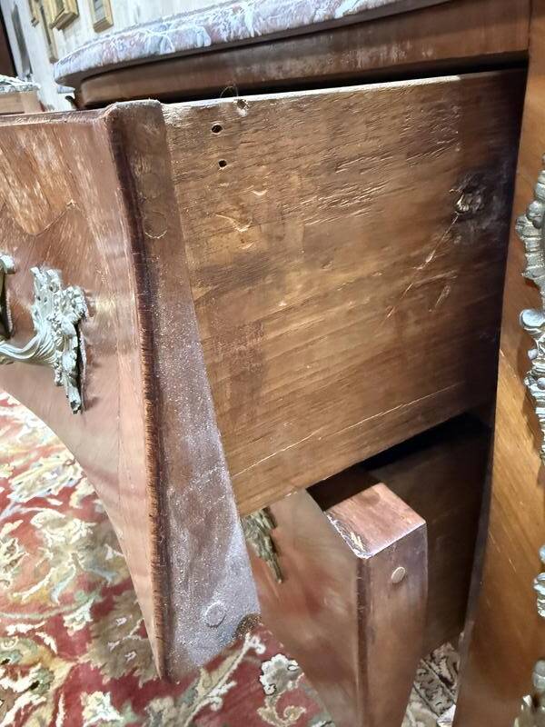 Commode sauteuse de style Louis XV en marqueterie