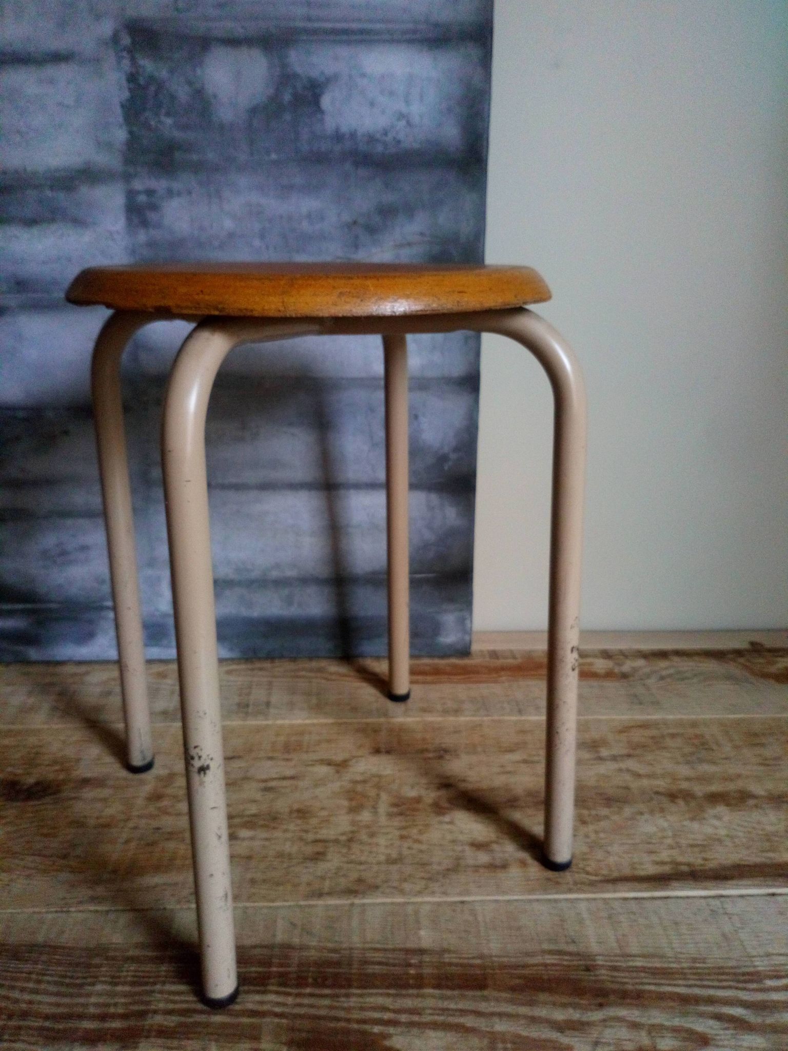 Workshop stool feet in metal tubes