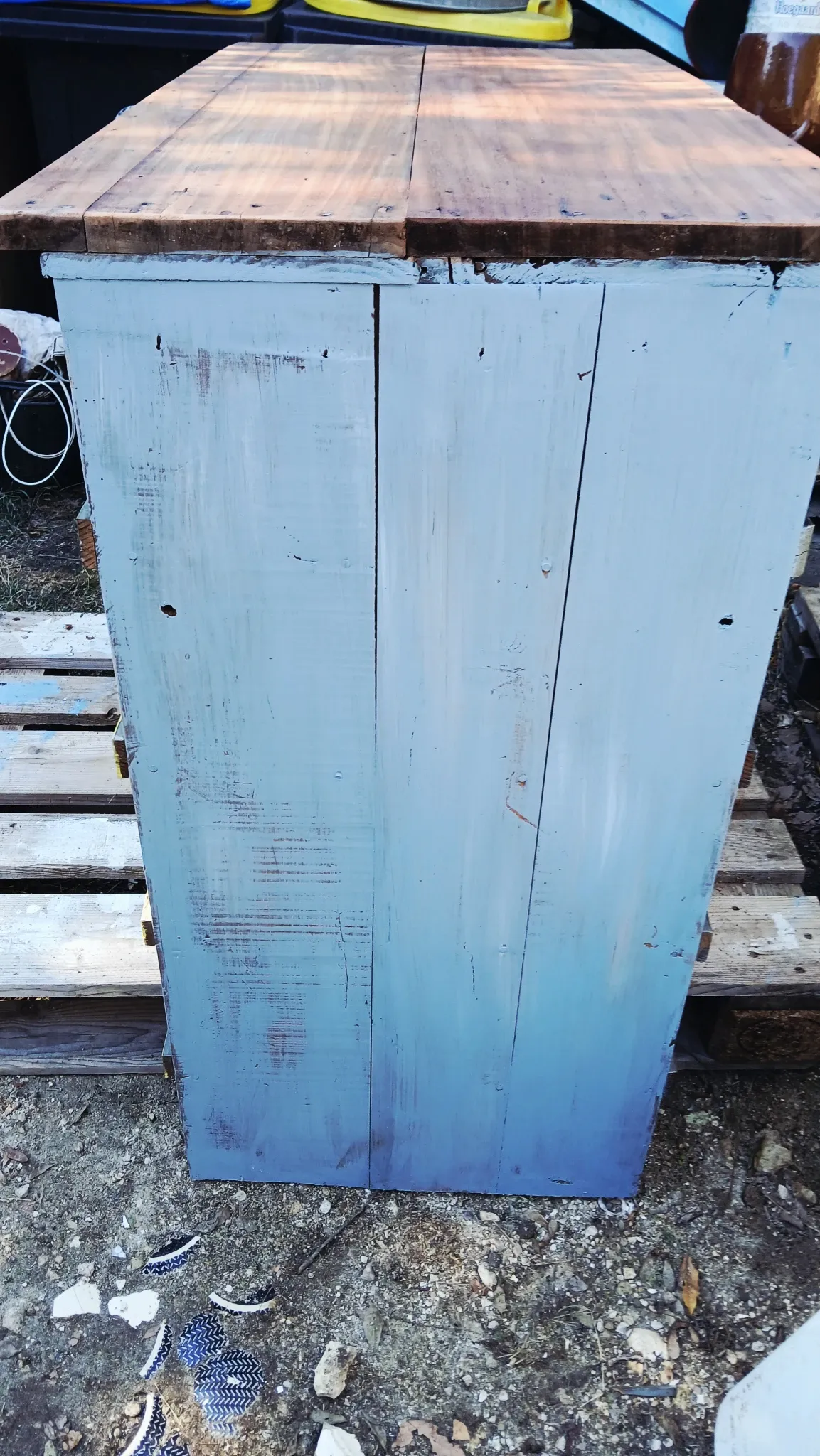 Workshop furniture with double-sided lockers