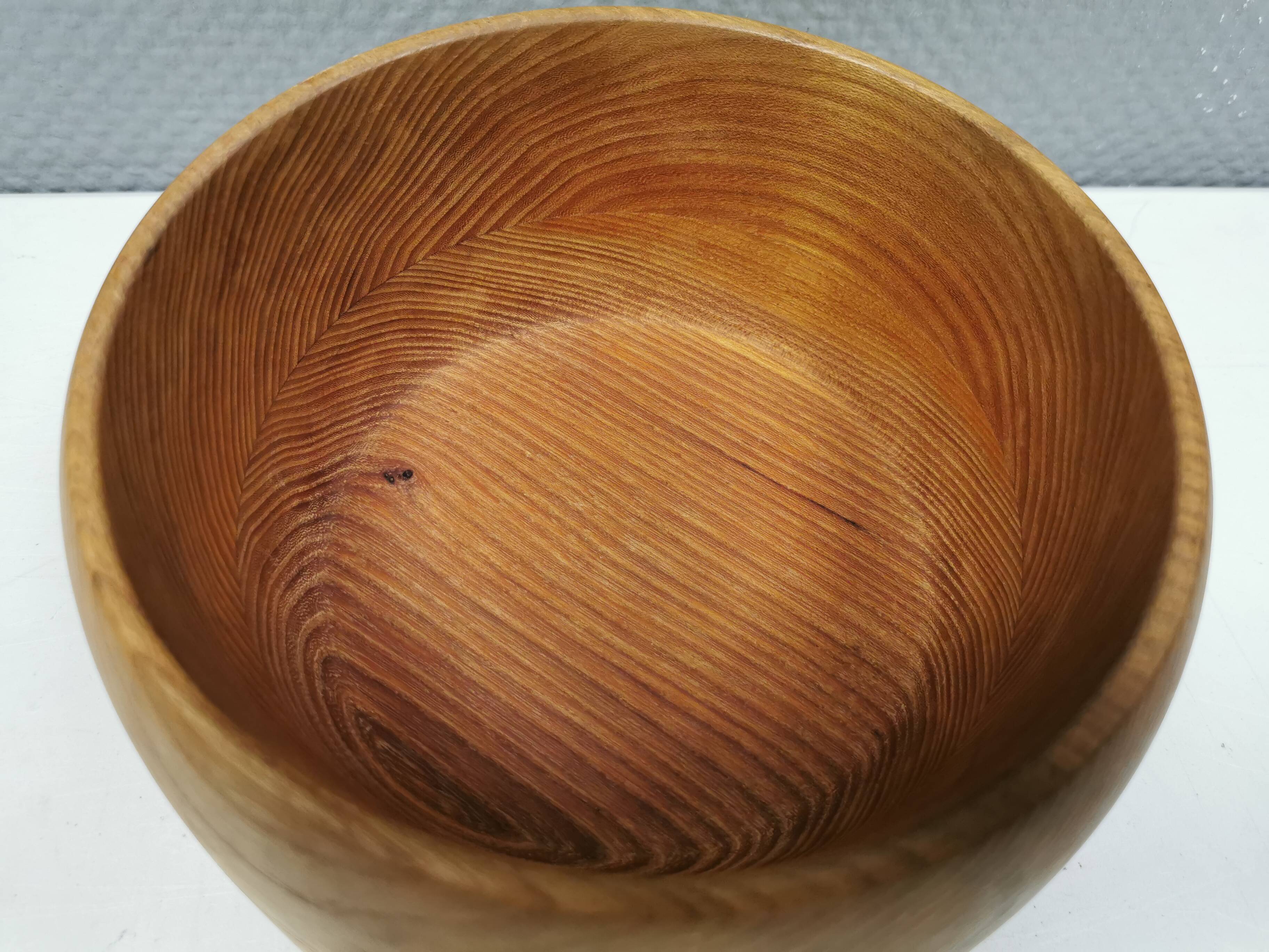 Grand bol danois en bois de frêne tourné années 1970.