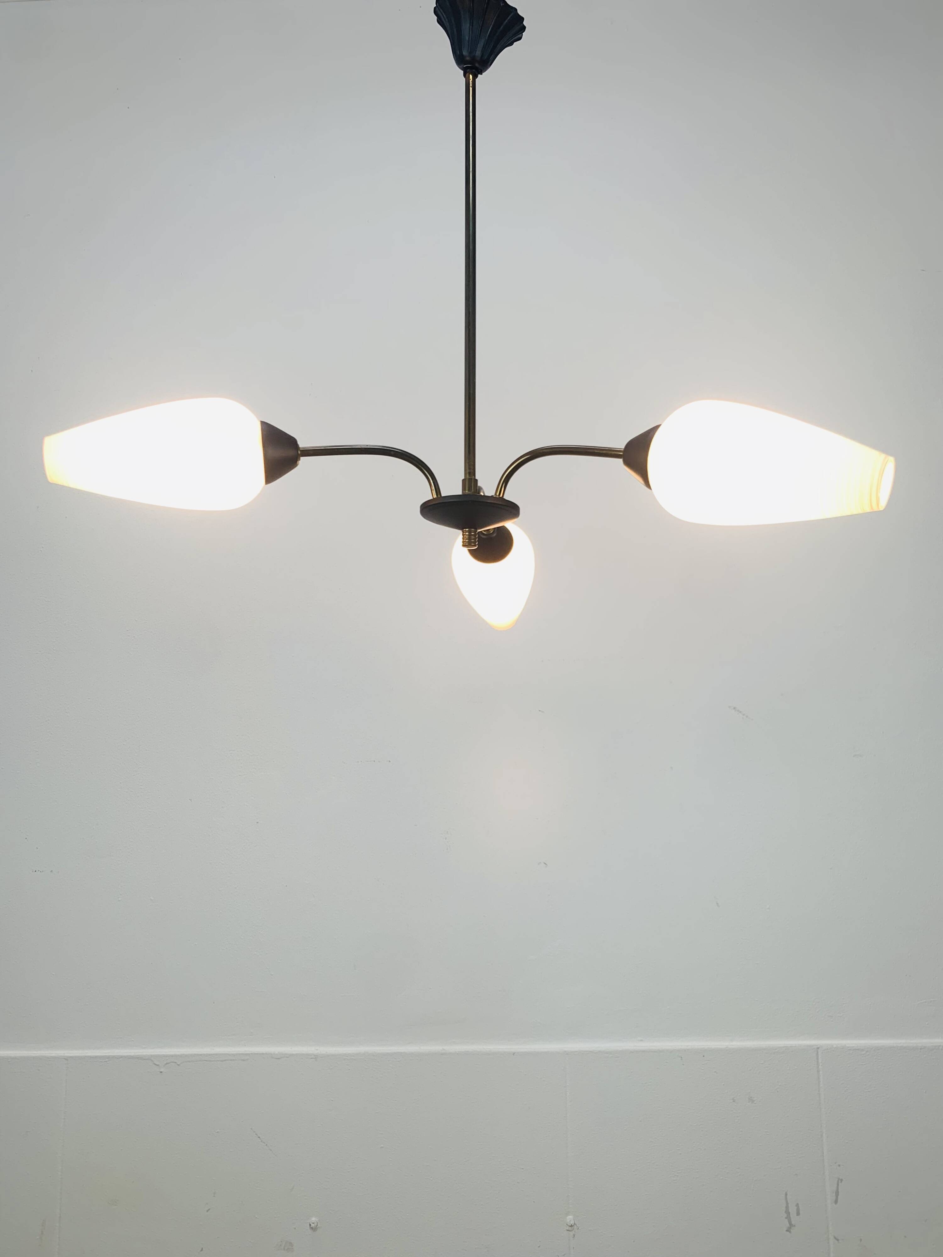 Suspension/lustre années 50, opaline, laiton et métal, 3 feux