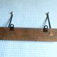 Patère métal double sur socle en bois