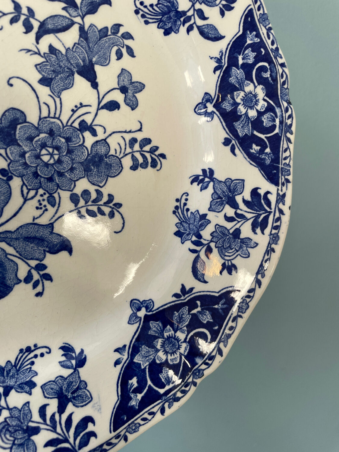 Set of 7 flat plates in Gien earthenware, Delft décor