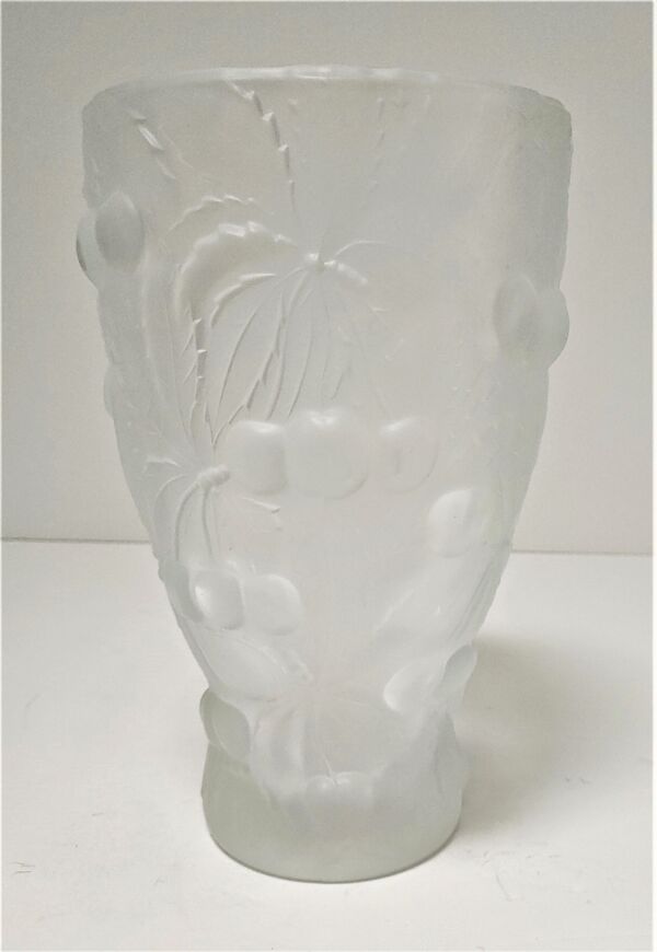 Vase verre pressé moulé mat Josef Inwald décor cerises