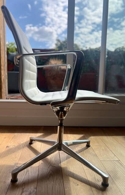 ICF armchair in white leather, four-star base on glides